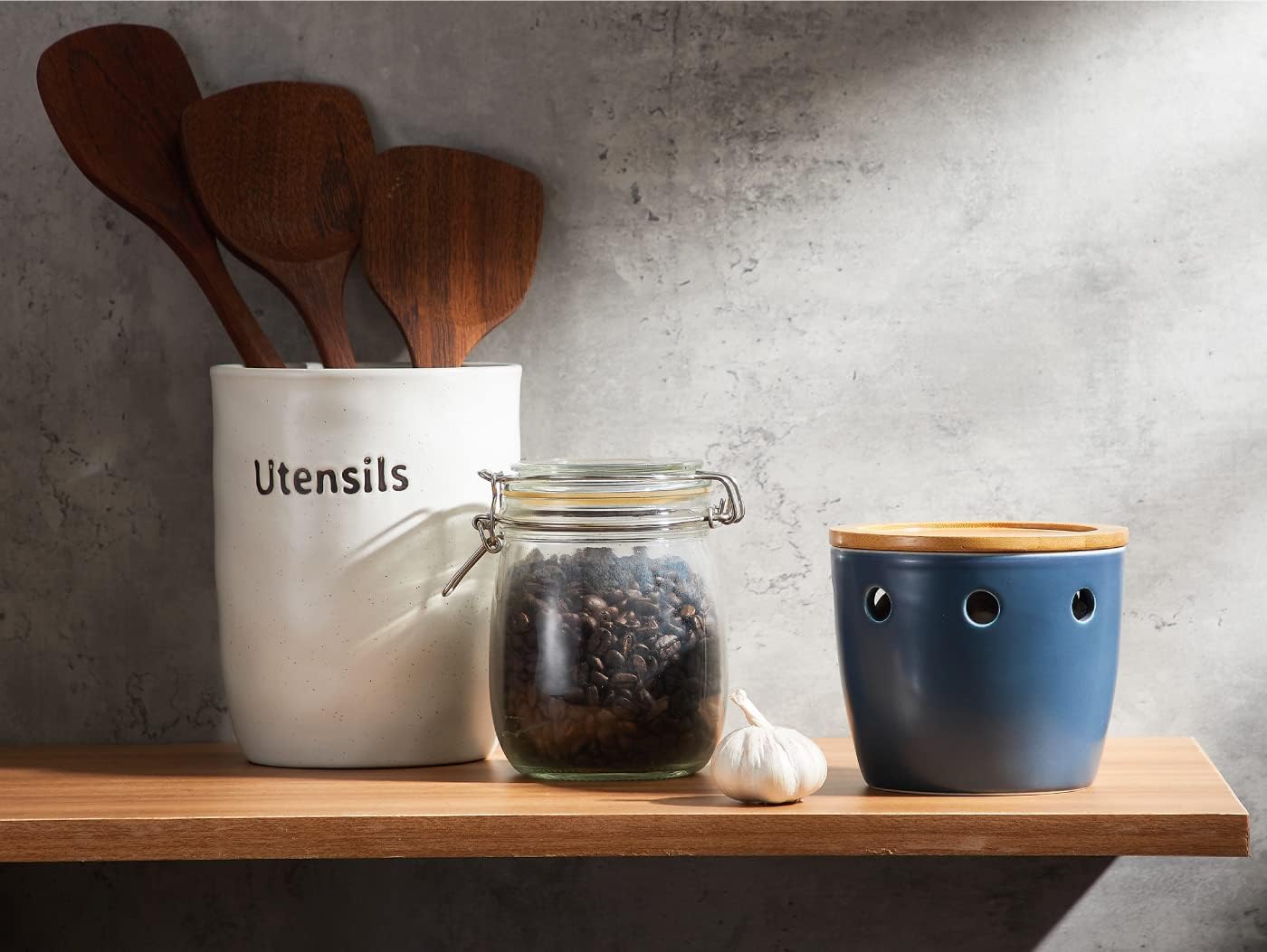 ONEMORE Large Garlic Keeper with Lid, Ceramic Garlic Saver 5 inch, Garlic Keeper for Counter, Blue