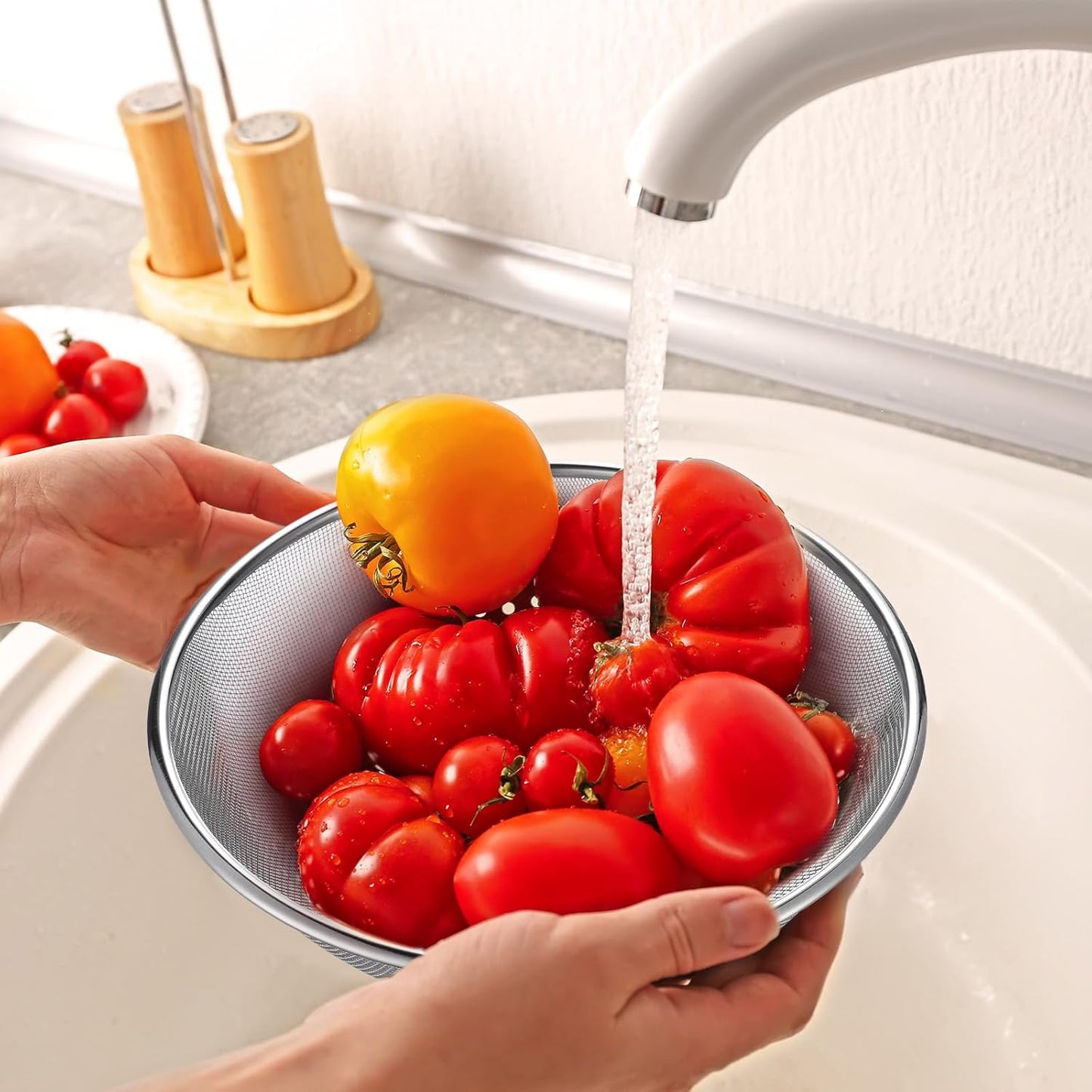 8 Pcs Stainless Steel Microporous Colander Set with 1.2qt 2qt 3qt 5qt Capacity Strainer with Metal Mixing Bowls, Fruit Cleaning Bowl with Strainer for Draining Pasta Vegetables Meat Kitchen