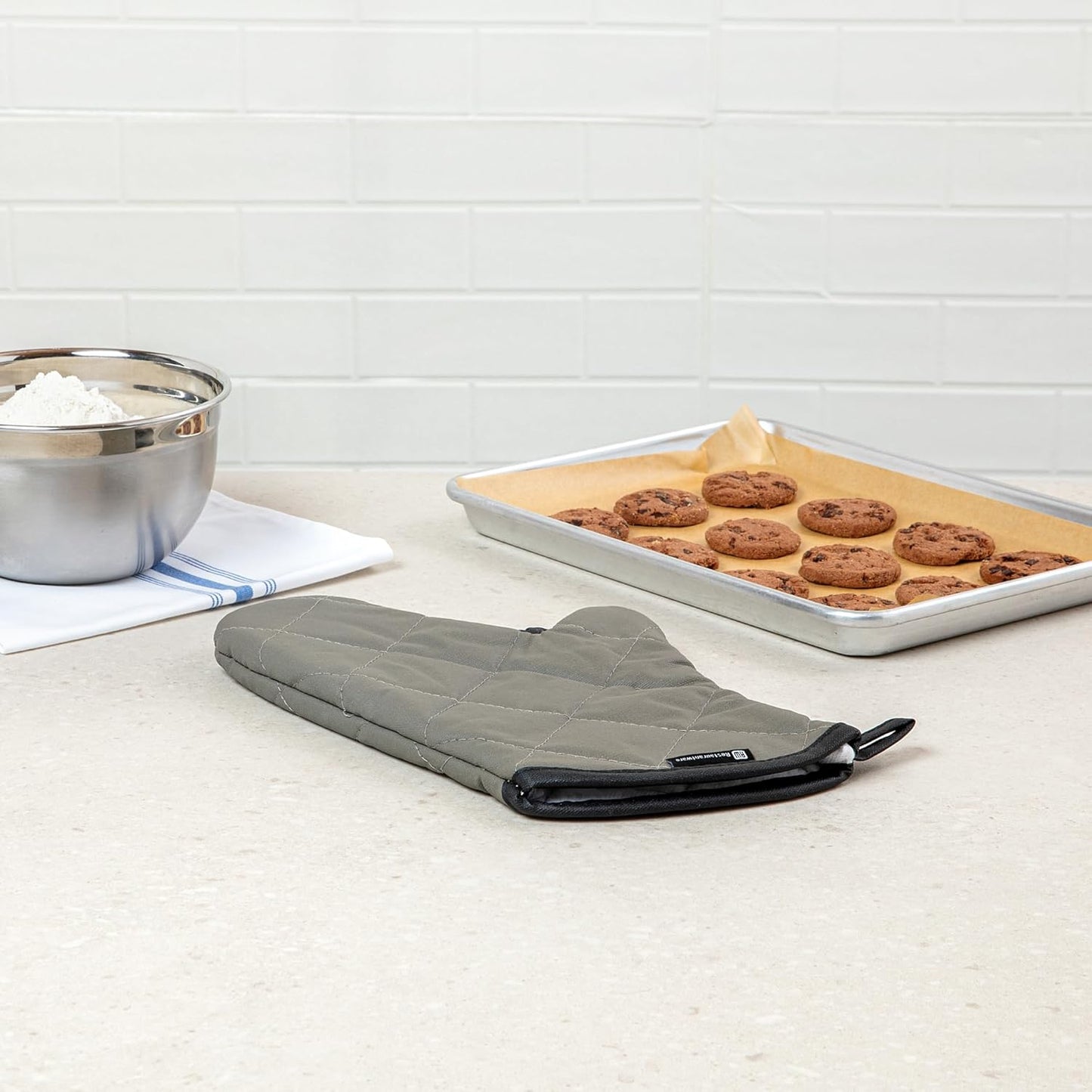 Restaurantware 13.7 x 8 Inch Heavy-Duty Oven Mitt 1 Flame Retardant Kitchen Glove - With Thumb Guard Hanging Loop Gray Cotton Quilted Oven Mitts Heat-Resistant For Cooking And Baking