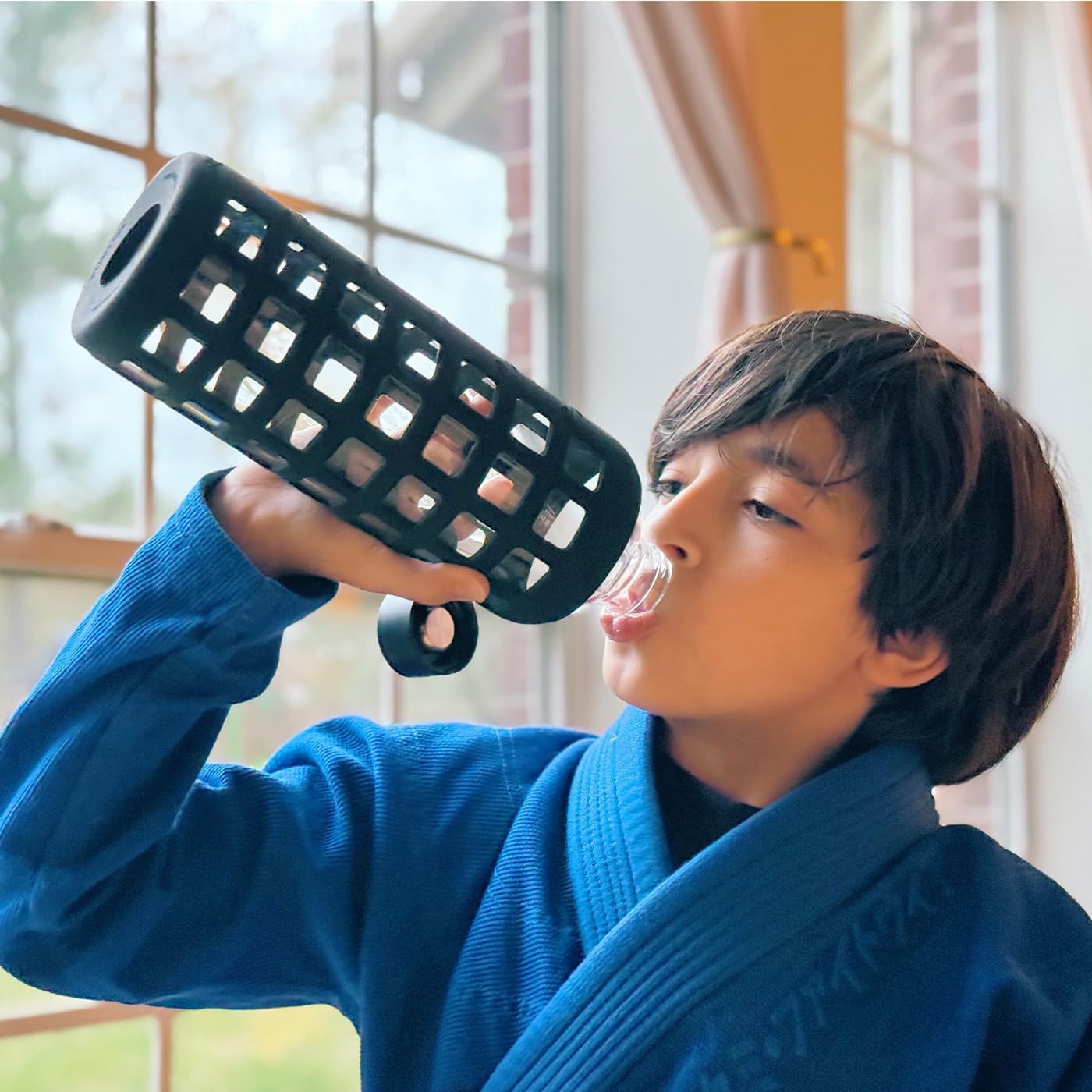 purifyou 40oz / 32oz / 22oz / 12oz Borosilicate Glass Water Bottle with Time & Volume Markers, Silicone Sleeve, Stainless Steel Lid – Reusable Glass Bottle for Water & Juice (40oz Jet Black)