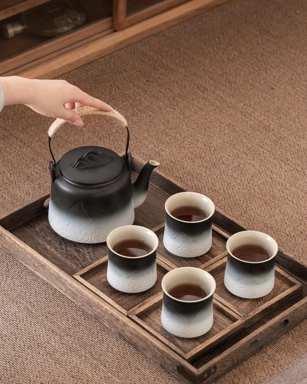 ZENS Vintage Japanese Tea Set, 33.8 oz Gradient Embossed Ceramic Japanese Teapot with Built-in Strainer for Tea Steeper, Hemp Rope Handle Loose Leaf Tea Pot with 4 Cups for Tea Party, Black & White