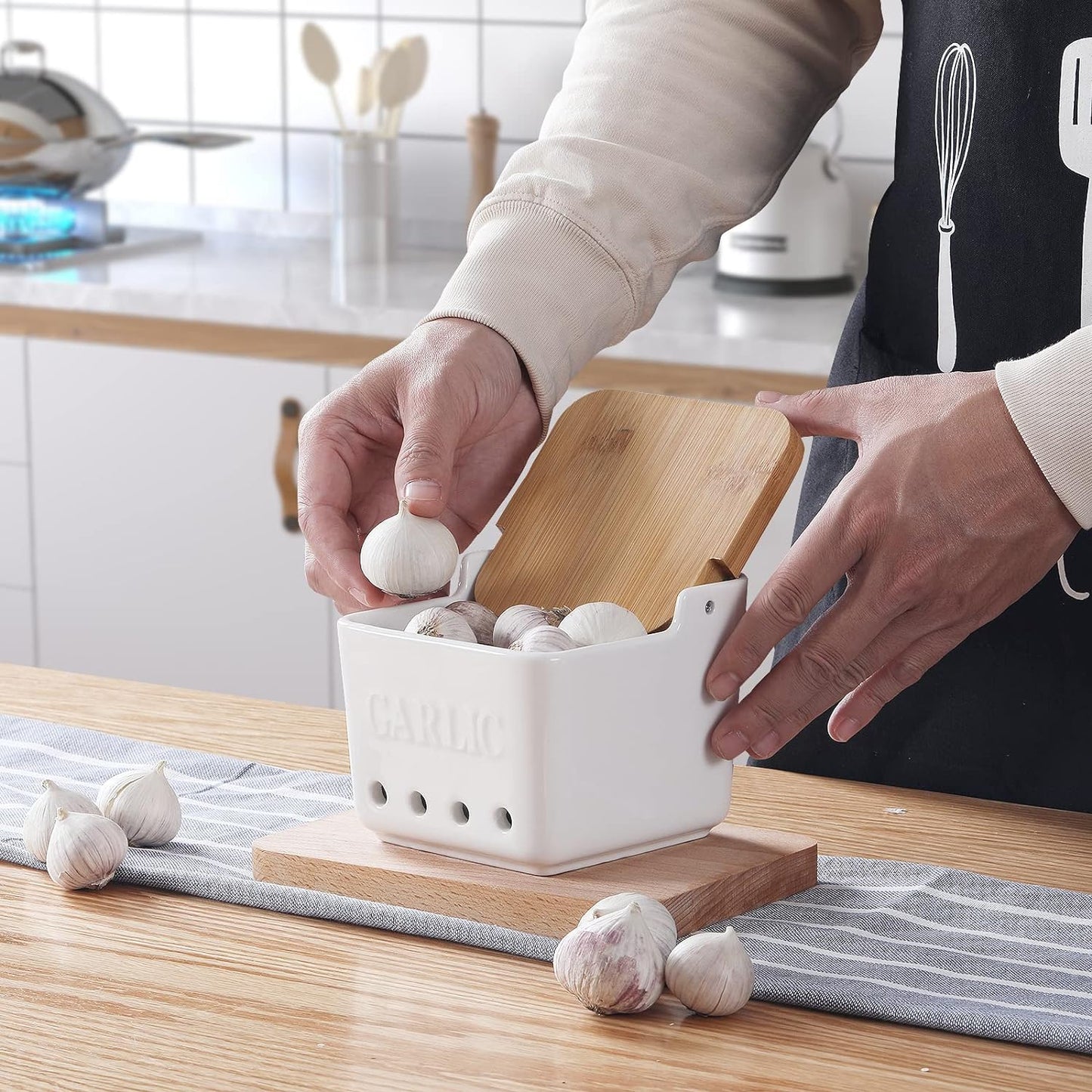 ONTUBE Garlic Keeper with Lid, Ceramic Garlic Holder Storage, Garlic Container for Kitchen, Garlic Saver to Keep Your Garlic Cloves Fresh Longer 4.7-Inch, White