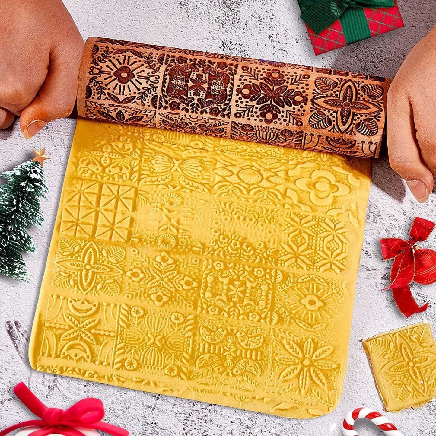 Christmas Wooden Rolling Pin for Baking Engraved Embossing Rolling Pin Cookie Stamps Roller Square Grid Cookies Mold Kitchen Decor Tools for Baking Embossed Cookies (European Fashion)